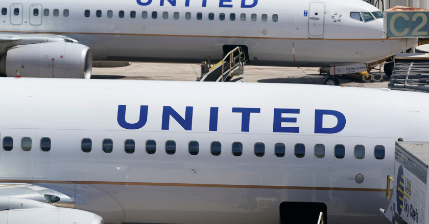 FAA, United investigate video showing ‘unauthorized person’ in flight deck during Rockies flight